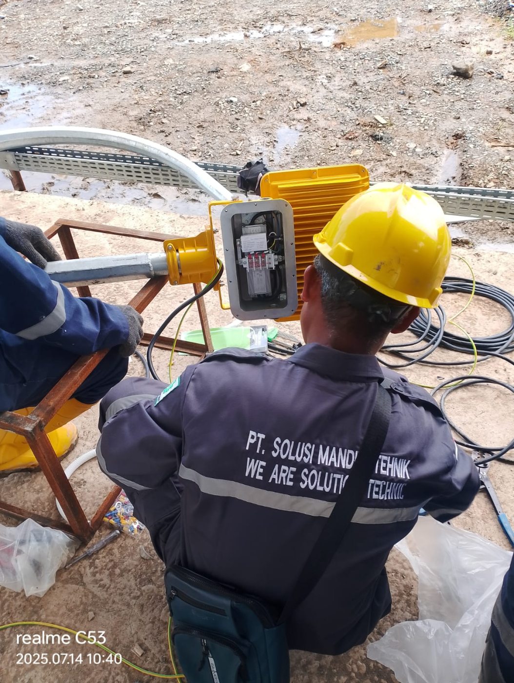 Dedikasi di Lapangan: Proses Instalasi dan Wiring Perangkat Elektrikal oleh Tim SMT
